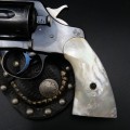 Superbe revolver Colt 1895 DA calibre .38 et plaquettes nacre